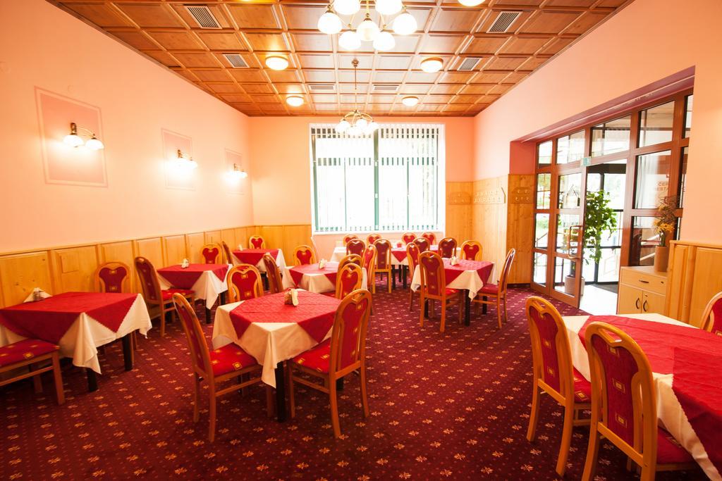 Sport-V-Hotel Hrotovice Ngoại thất bức ảnh